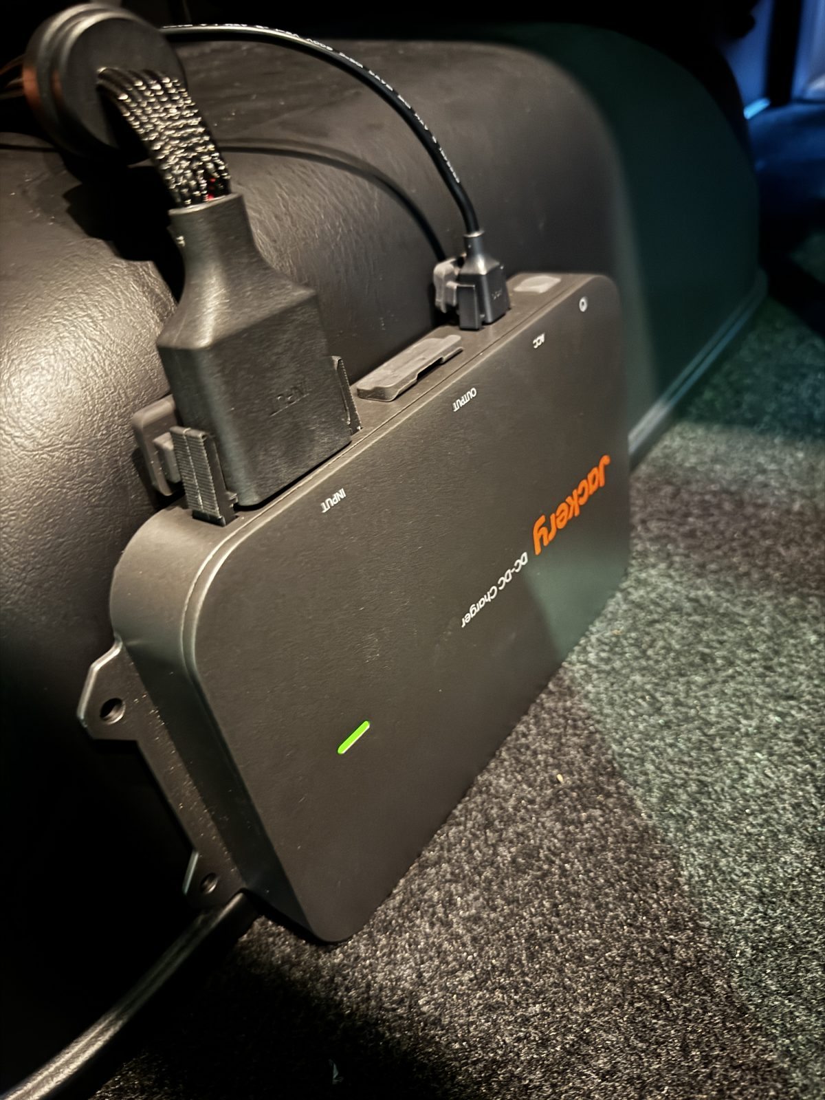 ハイエース Jackery DC-DC Charger 走行充電器 取り付け