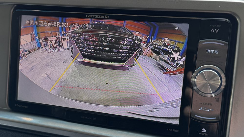 トヨタ ハイエースのナビ画面に映る、交換後のバックカメラの映像と駐車の目安線