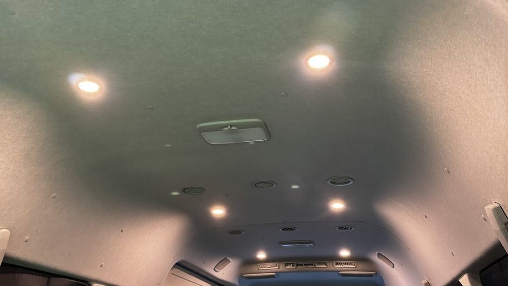 ハイエースの天井にLEDダウンライトを増設した完成後の車内