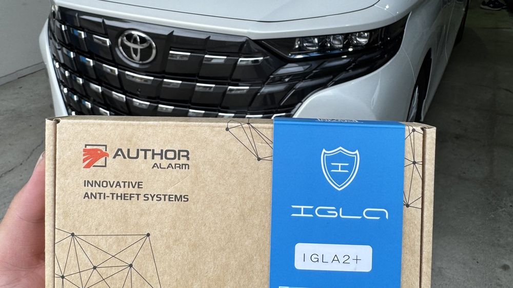 トヨタ アルファードのフロントと、取り付けたAUTHOR ALARM IGLA2+のパッケージ